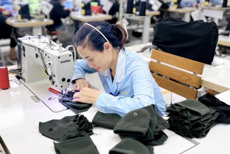 Nữ công nhân điển hình trong lao động sản xuất